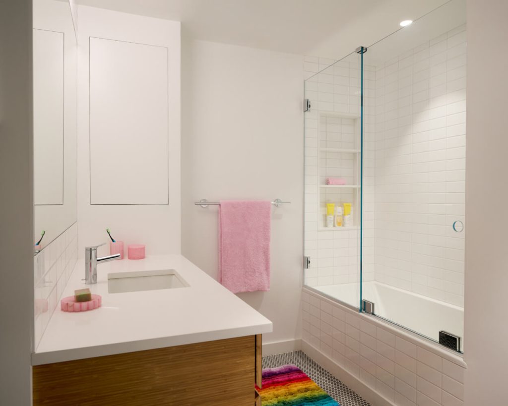 Riverside Drive Apartment - Bathroom 